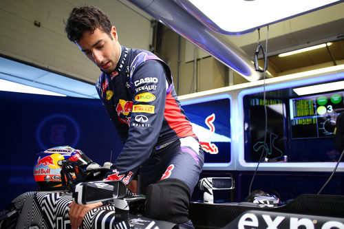 Daniel Ricciardo se sube al nuevo RB11