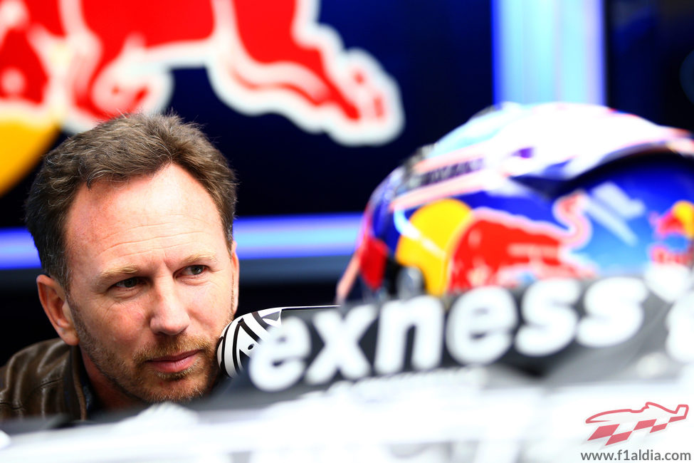 Christian Horner charla con Daniel Ricciardo