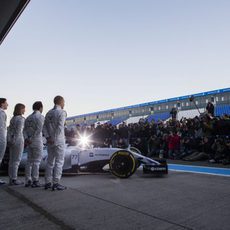 Alex Lynn, Felipe Massa, Valtteri Bottas y Susie Wolff con el FW37