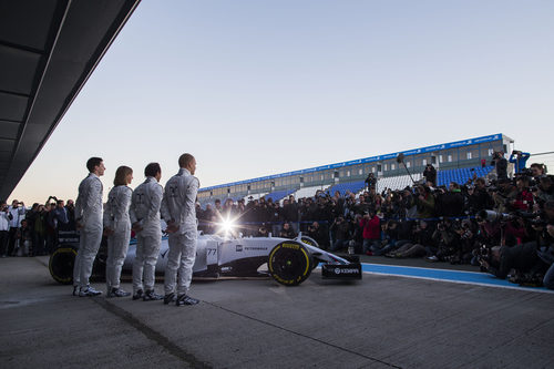 Alex Lynn, Felipe Massa, Valtteri Bottas y Susie Wolff con el FW37