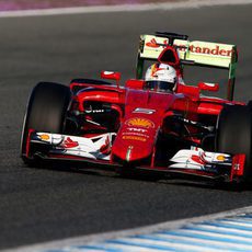 Sebastian Vettel se estrena con el SF15-T