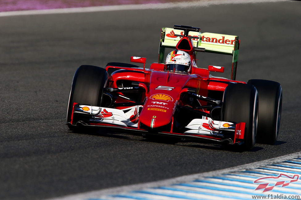 Sebastian Vettel se estrena con el SF15-T