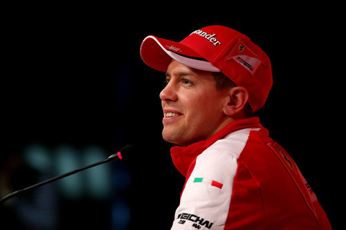 Sonrisa de Sebastian Vettel de rojo Ferrari