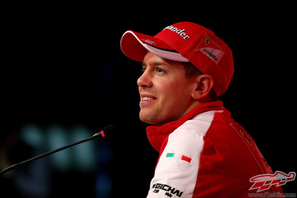Sonrisa de Sebastian Vettel de rojo Ferrari
