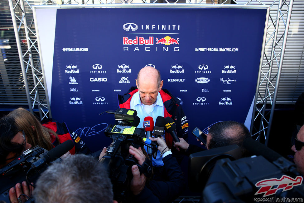 Adrian Newey atiende a la prensa congregada en Jerez