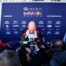 Adrian Newey atiende a la prensa congregada en Jerez