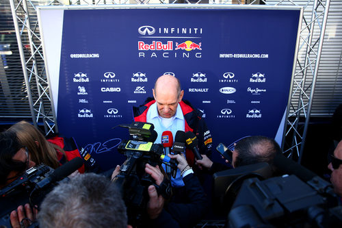 Adrian Newey atiende a la prensa congregada en Jerez