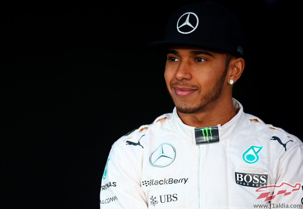 Lewis Hamilton, sonriente durante la presentación del W06