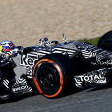 El RB11 cmuflado rueda a los órdenes de Daniel Ricciardo