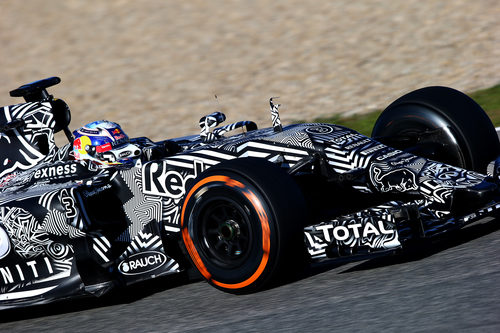 El RB11 cmuflado rueda a los órdenes de Daniel Ricciardo