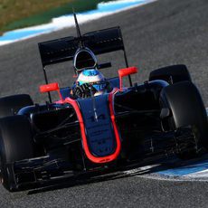 El MP4-30 sale a la pista con Fernando Alonso al volante