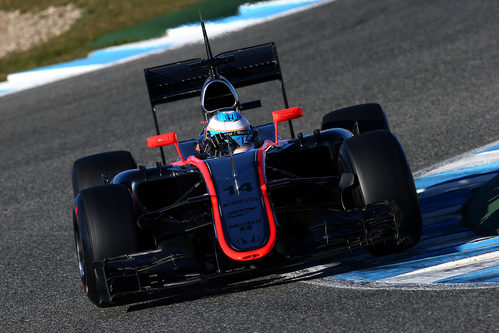 El MP4-30 sale a la pista con Fernando Alonso al volante