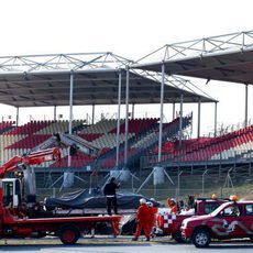 La grúa en pista tras el accidente