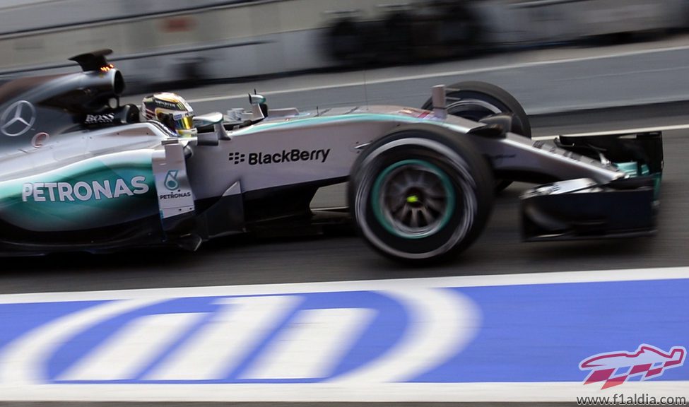 Una de las pocas fotos de Lewis Hamilton