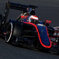 Jenson Button rueda durante la primera jornada de test en Barcelona