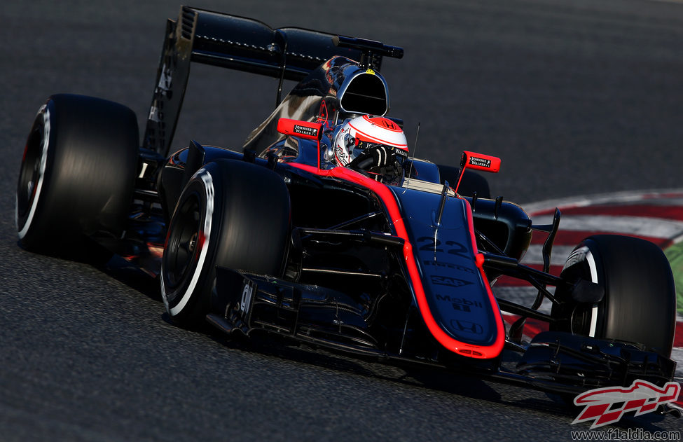 Jenson Button rueda durante la primera jornada de test en Barcelona