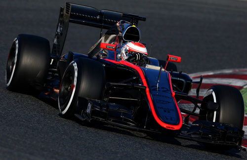 Jenson Button rueda durante la primera jornada de test en Barcelona