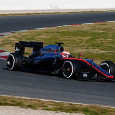 Jenson Button explora los límites del MP4-30 en Montmeló