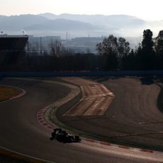 Pastor Maldonado ataca a los bordillos de Montmeló