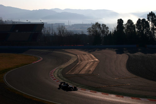 Pastor Maldonado ataca a los bordillos de Montmeló