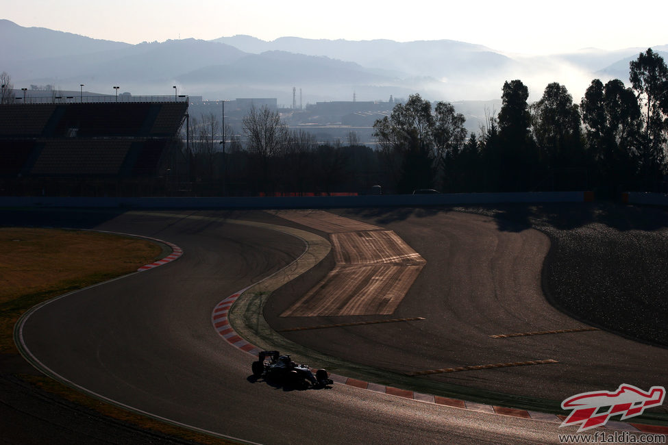 Pastor Maldonado ataca a los bordillos de Montmeló