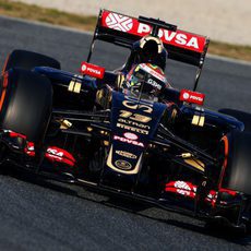 Pastor Maldonado rueda con el E22 con neumáticos duros