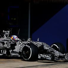 Daniel Ricciardo saliendo del garaje