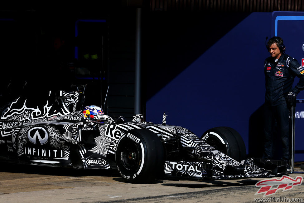 Daniel Ricciardo saliendo del garaje