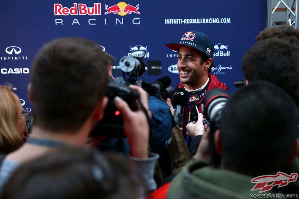Daniel Ricciardo atendiendo a la prensa