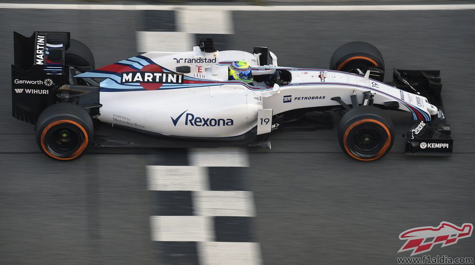 Felipe Massa en la recta principal de Montmeló