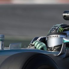 Nico Rosberg pilotando con problemas de espalda en el segundo día