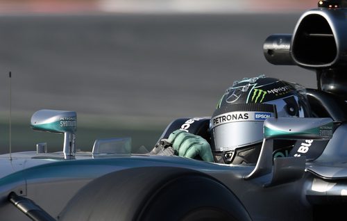 Nico Rosberg pilotando con problemas de espalda en el segundo día