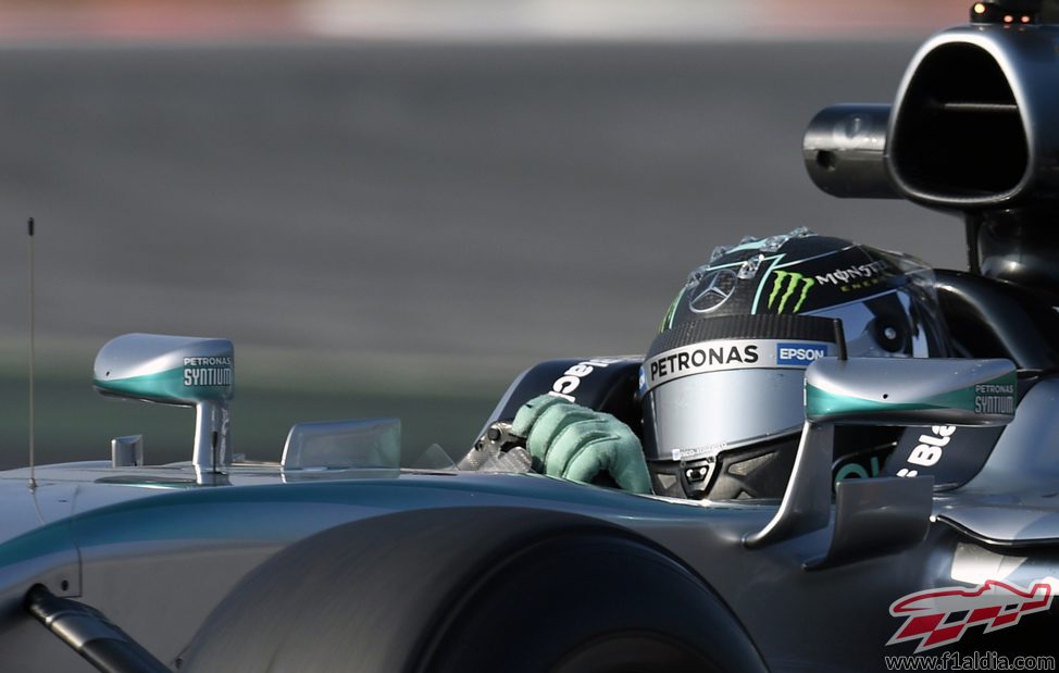 Nico Rosberg pilotando con problemas de espalda en el segundo día