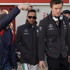 Lewis Hamilton en el paddock del Circuit de Catalunya