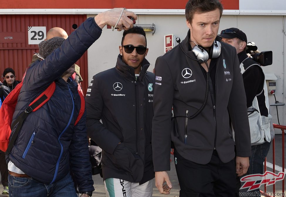 Lewis Hamilton en el paddock del Circuit de Catalunya