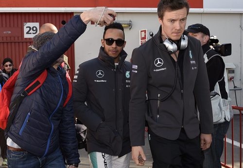 Lewis Hamilton en el paddock del Circuit de Catalunya