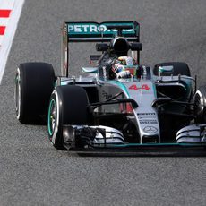 Lewis Hamilton rueda con el neumáticos medio