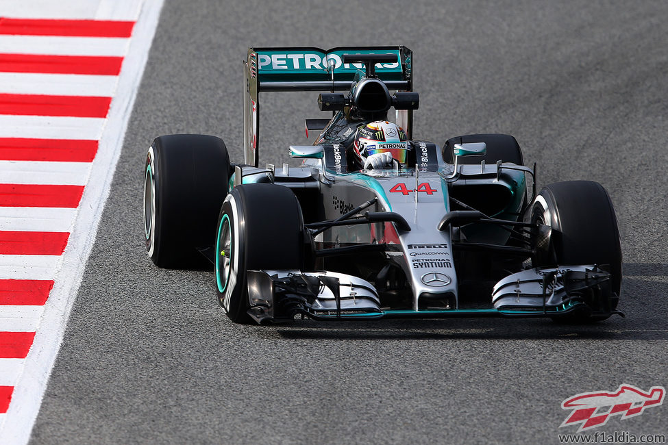 Lewis Hamilton rueda con el neumáticos medio