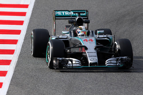 Lewis Hamilton rueda con el neumáticos medio