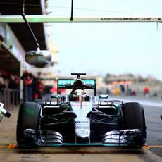 Lewis Hamilton en la zona de los 'pit-stop'