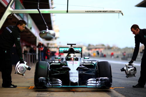 Lewis Hamilton en la zona de los 'pit-stop'