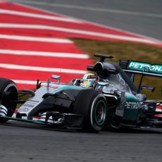 Lewis Hamilton se dispone a completar otra vuelta