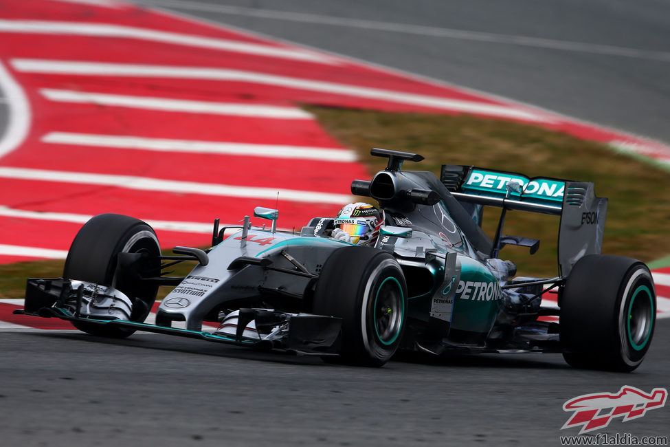 Lewis Hamilton se dispone a completar otra vuelta