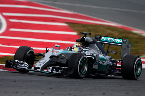 Lewis Hamilton se dispone a completar otra vuelta