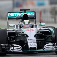 Lewis Hamilton rueda con el W06 en pretemporada