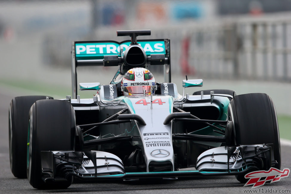 Lewis Hamilton rueda con el W06 en pretemporada