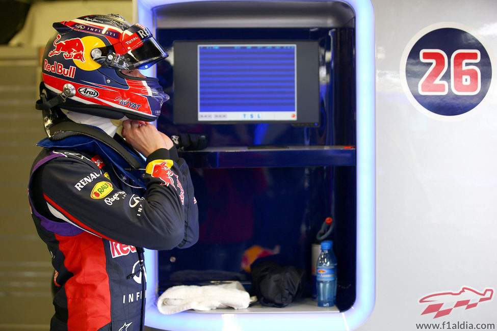 Daniil Kvyat preparándose para subirse al RB11