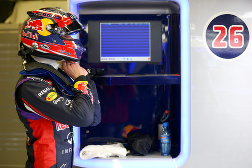 Daniil Kvyat preparándose para subirse al RB11