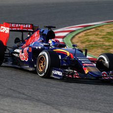 Max Verstappen afronta una nueva curva del trazado de Montmeló