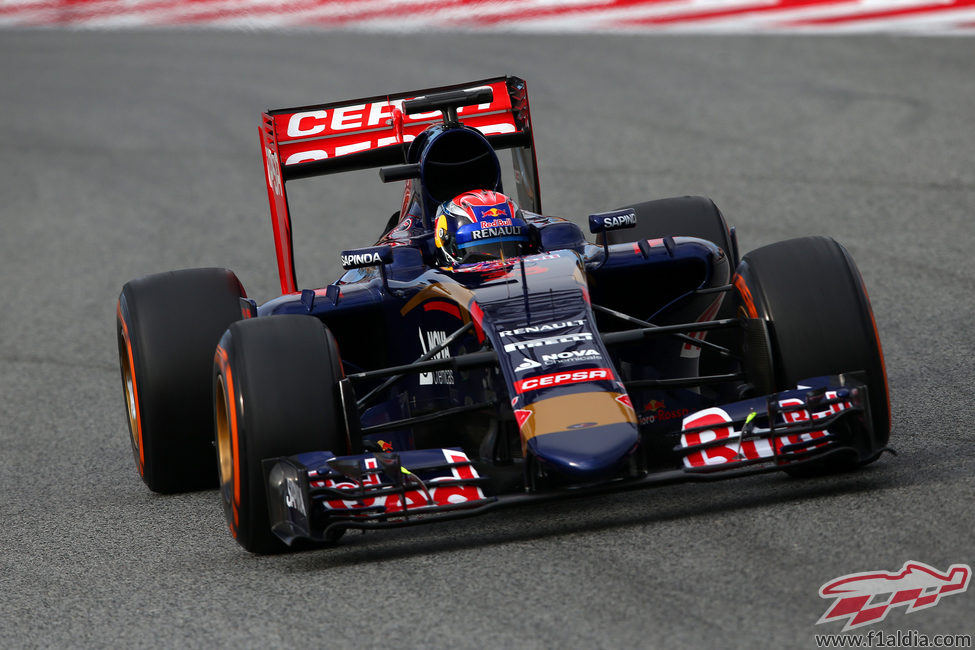 Max Verstappen maneja su STR10 en pretemporada